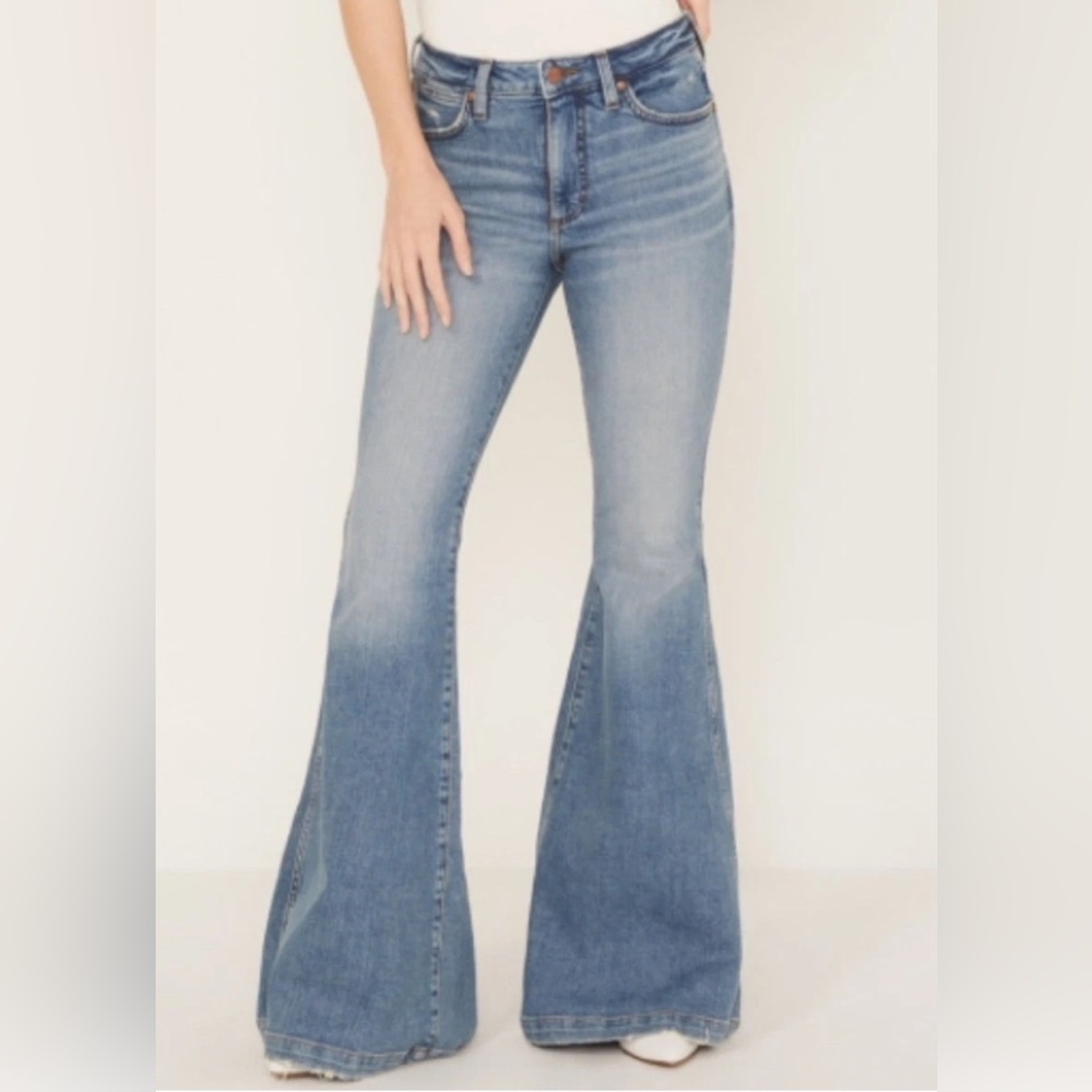 Wrangler Retro Trumpet Flare Light Blue High-Rise Flare Jeans